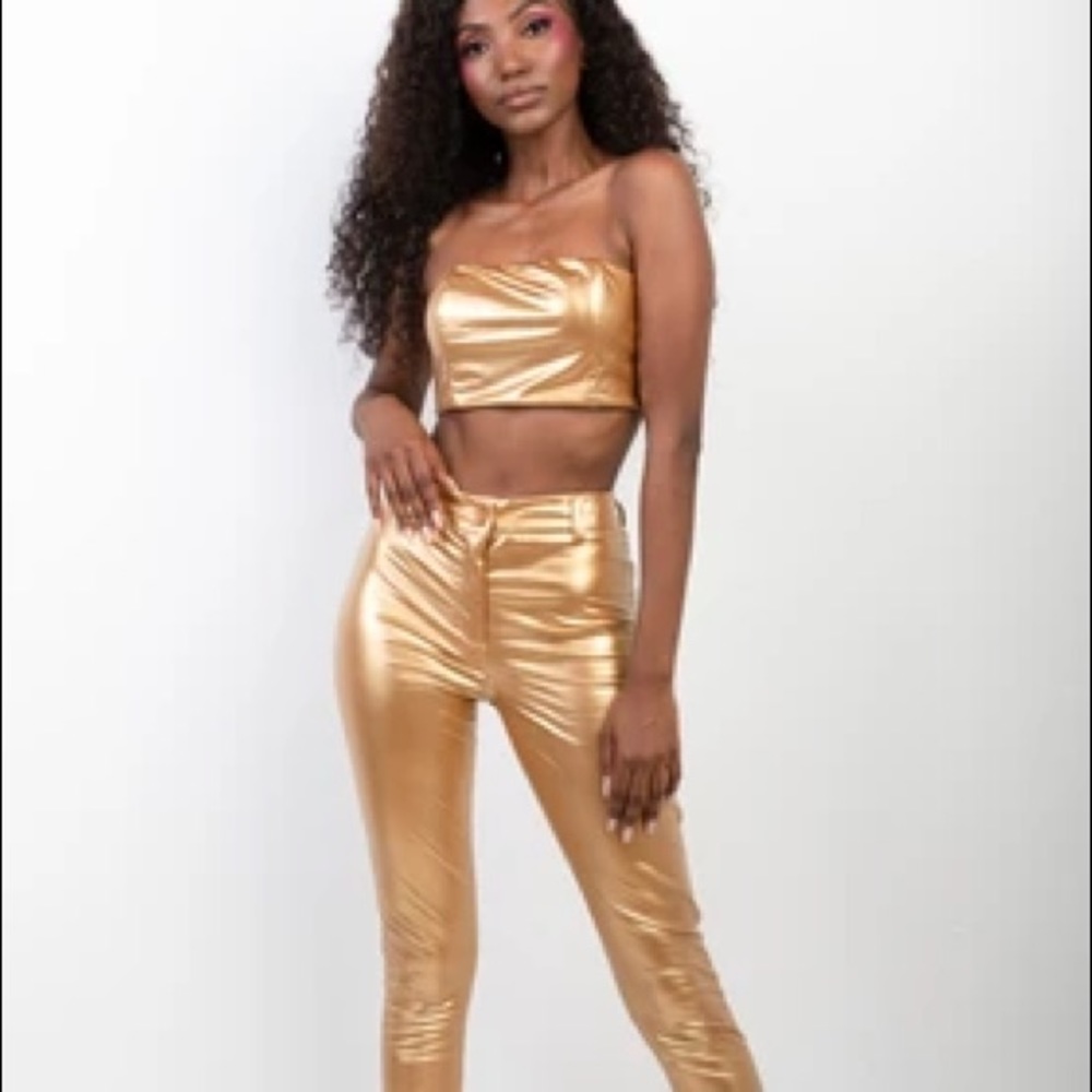 Gold skinny legging pants with button.